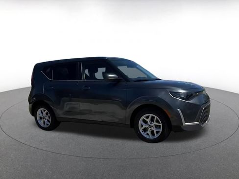 Used 2025 Kia Soul LX w/ LX Technology Package FWD image 2