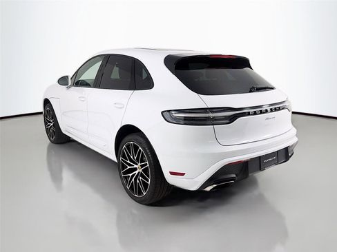 Used 2023 Porsche Macan AWD/4WD image 3