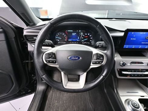 Used 2023 Ford Explorer XLT AWD/4WD image 25