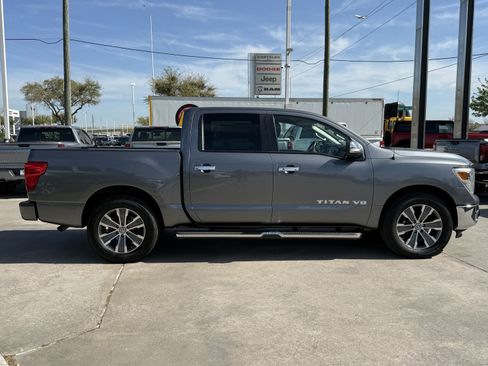 Used 2018 Nissan Titan SL image 3