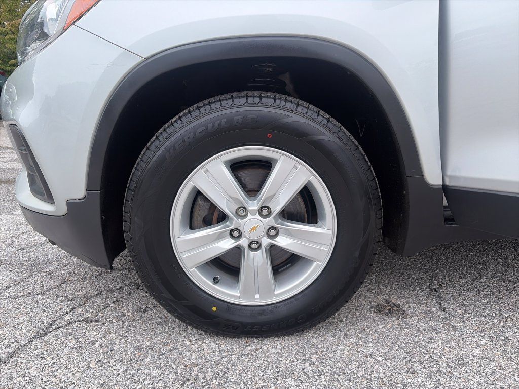 Used 2020 Chevrolet Trax LT w/ LT Convenience Package AWD/4WD image 26