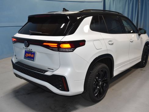 New 2026 Volkswagen Tiguan SE R-Line image 21