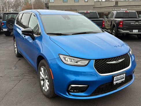 New 2026 Chrysler Pacifica Select image 1