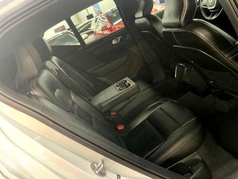 Used 2022 Volvo XC40 T4 Momentum image 13