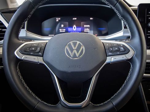 Certified 2025 Volkswagen Taos SE w/ Panoramic Sunroof Package FWD image 31