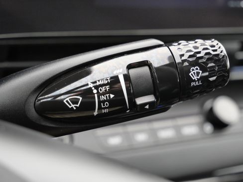 Certified 2025 Hyundai Elantra SEL image 33