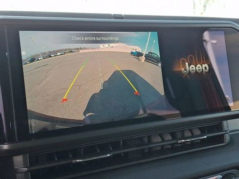 Used 2025 Jeep Wrangler Unlimited Sahara w/ Safety Group image 17