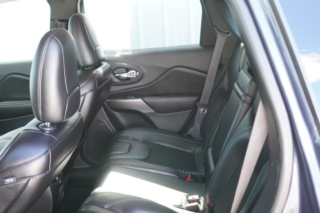 Used 2019 Jeep Cherokee Latitude Plus w/ Cold Weather Group AWD/4WD image 29