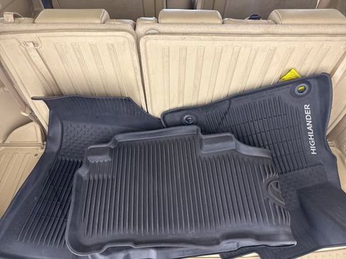 Used 2019 Toyota Highlander XLE AWD/4WD image 32