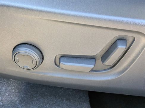 Used 2023 Volvo XC40 B5 Plus image 17