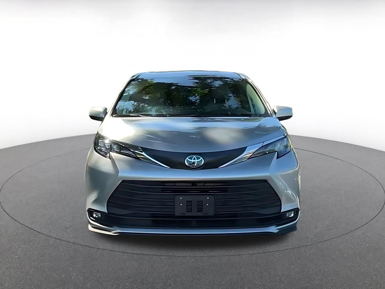 Used 2025 Toyota Sienna XLE FWD image 7