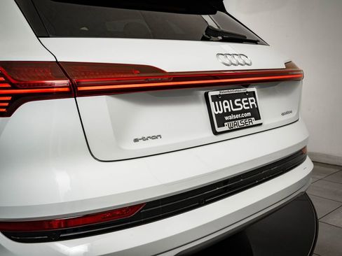 Used 2022 Audi e-tron Premium Plus w/ Premium Plus Package AWD/4WD image 20