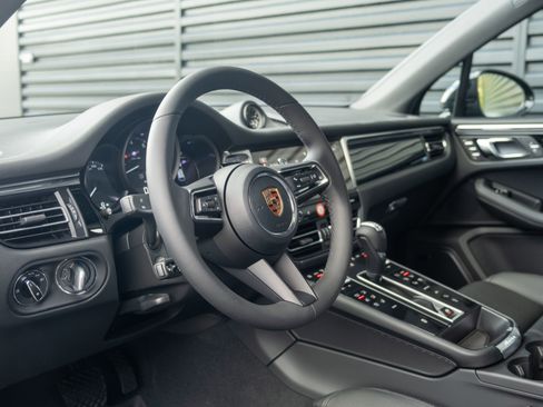 Certified 2026 Porsche Macan AWD/4WD image 4