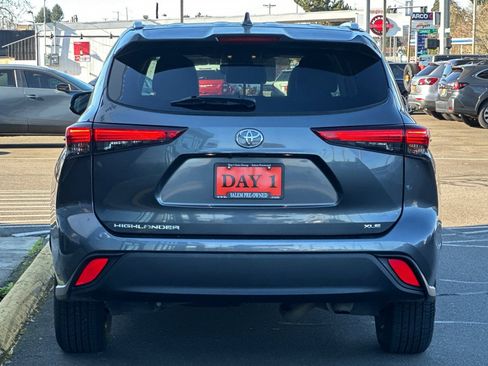 Used 2023 Toyota Highlander XLE FWD image 6