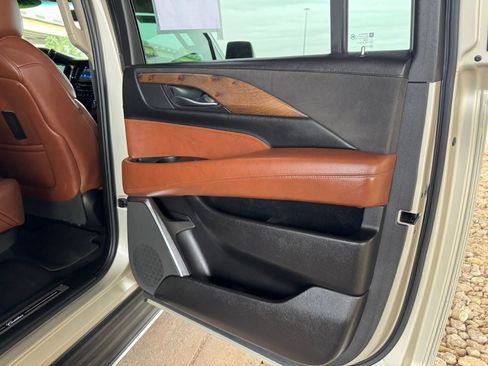 Used 2017 Cadillac Escalade ESV Luxury image 27