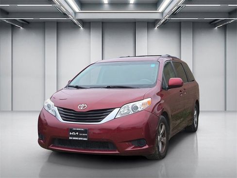 Used 2011 Toyota Sienna LE image 3
