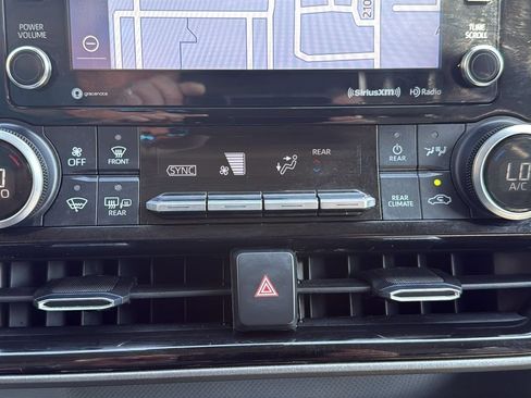 Used 2021 Toyota Highlander XLE AWD/4WD image 28