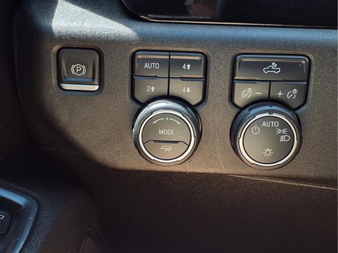 Used 2022 Chevrolet Silverado 1500 LT w/ Z71 Off-Road Package AWD/4WD image 25