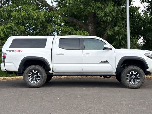 Used 2020 Toyota Tacoma TRD Off-Road w/ TRD Premium Off Road Package AWD/4WD image 8
