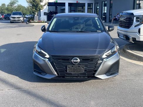 Used 2025 Nissan Altima 2.5 SV FWD image 2