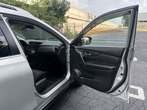 Used 2019 Nissan Rogue S w/ Special Edition Package FWD image 16