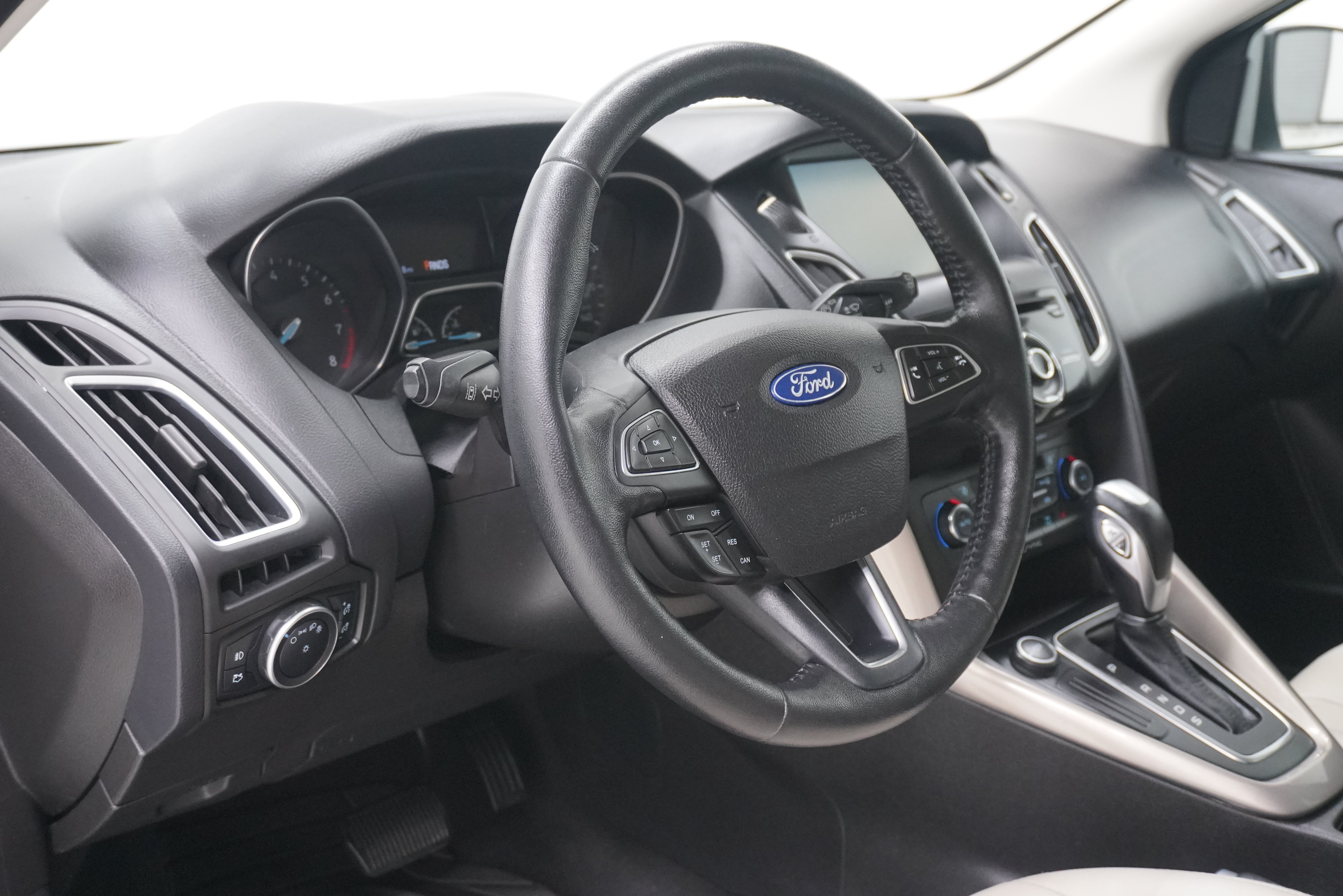 Used 2015 Ford Focus Titanium w/ Titanium Technology Package FWD image 10