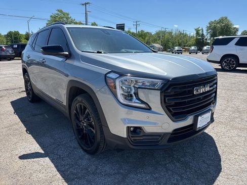 Used 2023 GMC Terrain SLT w/ Infotainment Package II AWD/4WD image 3