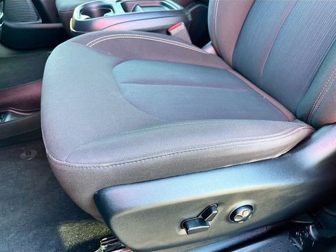 Used 2023 Chrysler Pacifica Touring FWD image 18