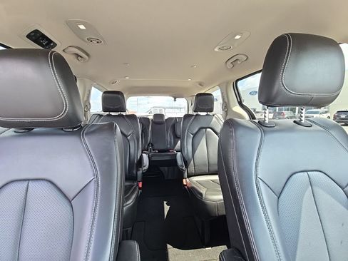 Used 2023 Chrysler Pacifica Touring-L FWD image 43