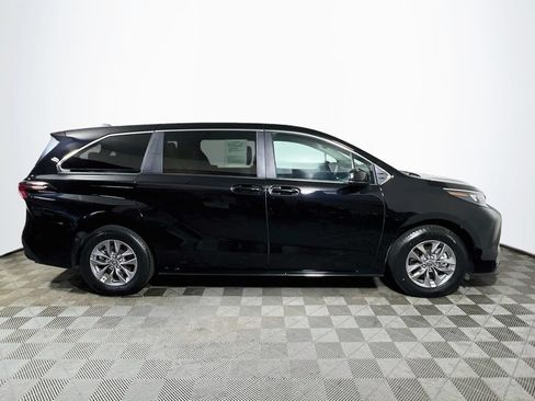 Certified 2025 Toyota Sienna LE FWD image 8
