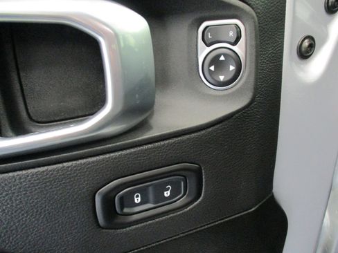 Used 2022 Jeep Wrangler Unlimited Sahara image 15