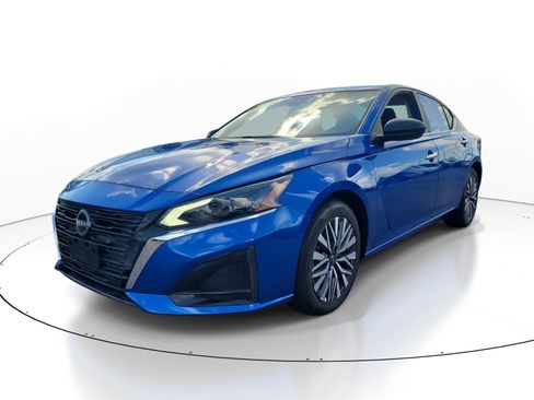 Used 2025 Nissan Altima 2.5 SV FWD image 3