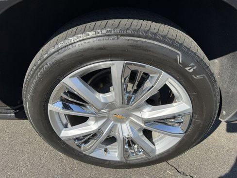 Used 2024 Chevrolet Suburban High Country w/ Advanced Technology Package image 12