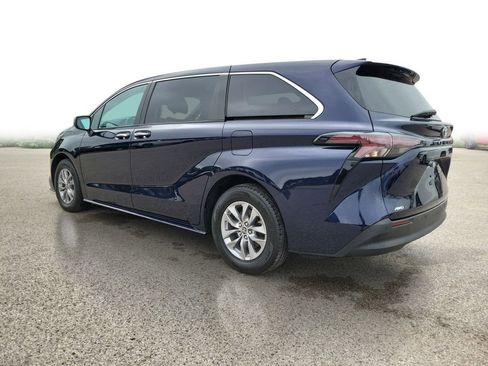 Used 2023 Toyota Sienna XLE AWD/4WD image 3
