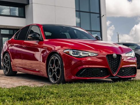 Used 2024 Alfa Romeo Giulia Veloce RWD image 7