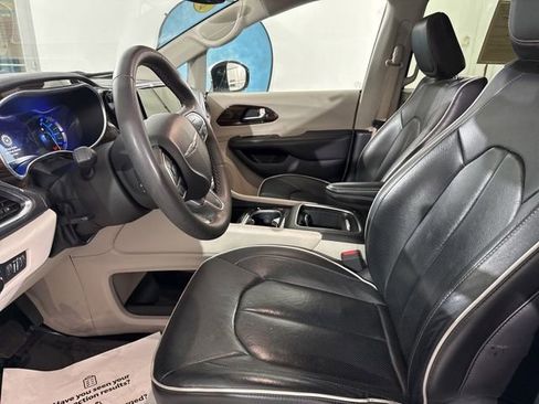 Used 2023 Chrysler Pacifica Limited FWD image 19