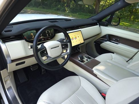 Used 2023 Land Rover Range Rover SE image 2