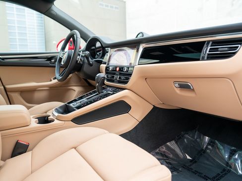 Certified 2026 Porsche Macan image 25