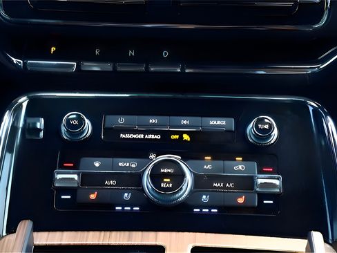 Used 2018 Lincoln Navigator L Select w/ Technology Package image 12