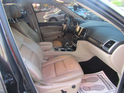 Used 2019 Jeep Grand Cherokee Limited AWD/4WD image 11