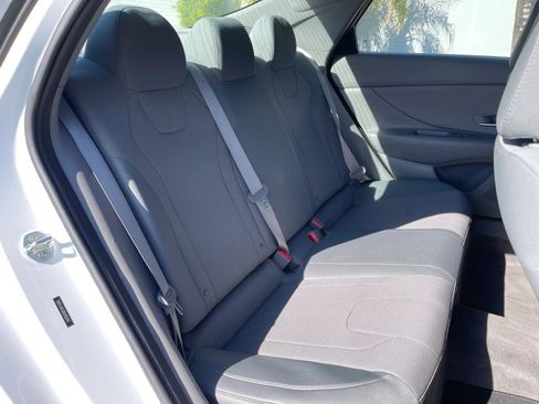 Used 2022 Hyundai Elantra SE FWD image 22