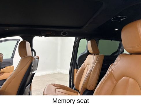 Used 2023 Chrysler Pacifica Pinnacle w/ Trailer Tow Group image 29