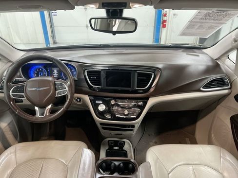 Used 2018 Chrysler Pacifica Touring-L FWD image 10