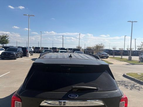 Used 2023 Ford Explorer XLT RWD image 8