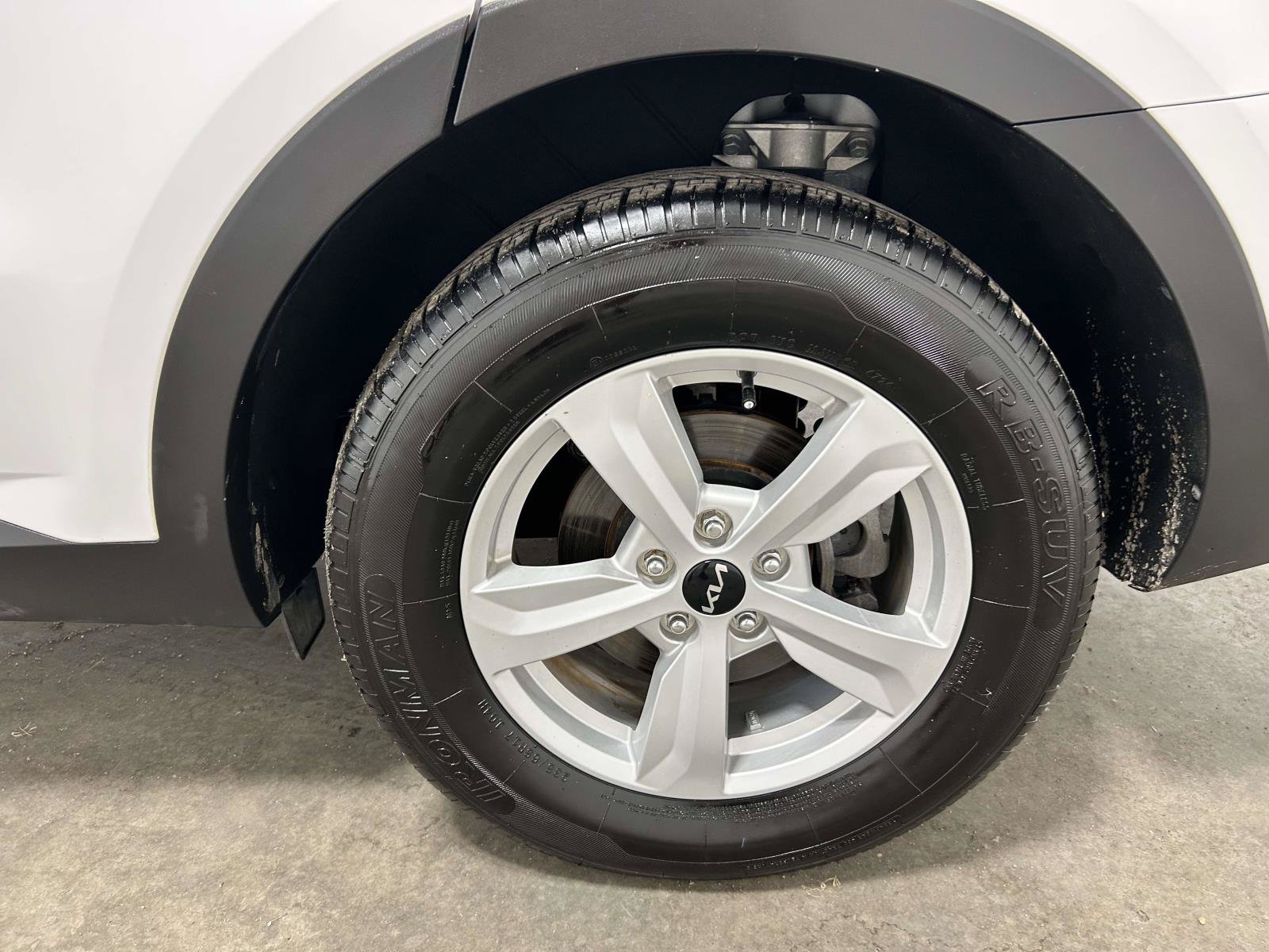 Used 2023 Kia Sorento LX FWD image 7