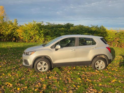Used 2018 Chevrolet Trax LS image 2