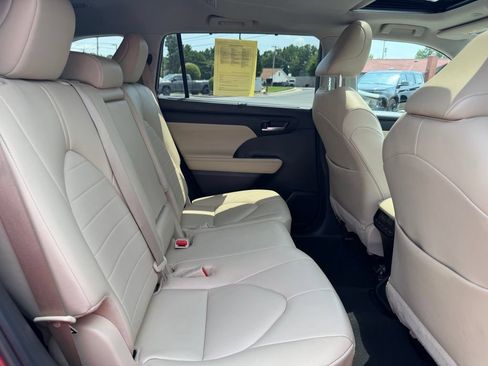 Used 2023 Toyota Highlander XLE FWD image 37