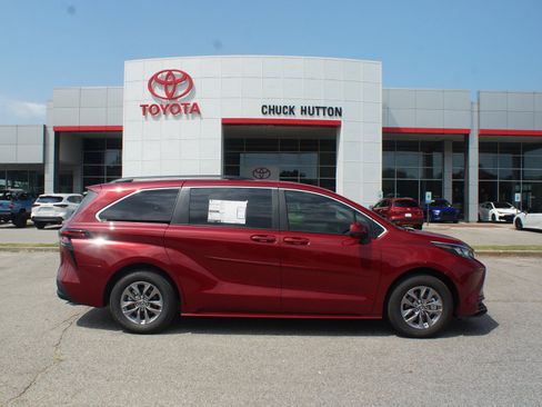 Used 2026 Toyota Sienna LE AWD/4WD image 1