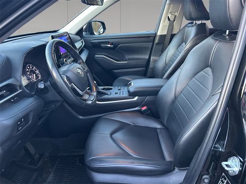 Used 2023 Toyota Highlander XLE image 10