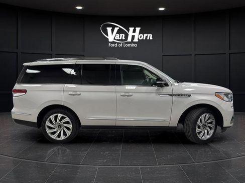 Used 2024 Lincoln Navigator Reserve AWD/4WD image 8